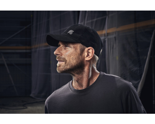 Mann mit Schirmmütze