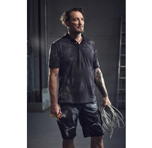 Handwerker hält Zange und Kabel