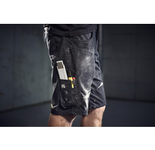 Arbeitsshorts mit Zollstock, Stift und Schraubenzieher in der Tasche