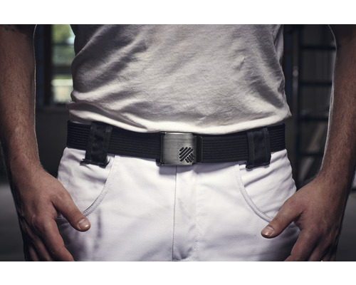 Person mit schwarzem Gürtel mit Metallschnalle