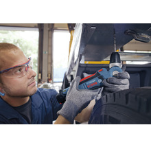 Mann bohrt mit Akku-Winkelbohrmaschine in Metall