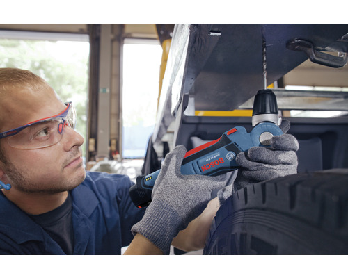 Mann bohrt mit Akku-Winkelbohrmaschine in Metall