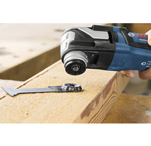 Multifunktionswerkzeug mit Sägeblatt beim Bearbeiten eines Holzstücks