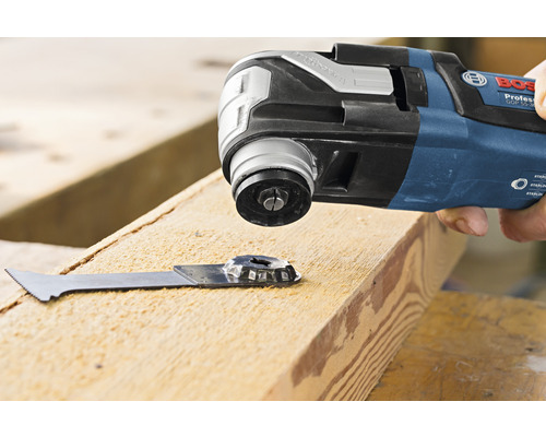 Multifunktionswerkzeug mit Sägeblatt beim Bearbeiten eines Holzstücks