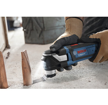 Bosch Professional Multifunktionswerkzeug im Einsatz zum Schneiden von Rohren