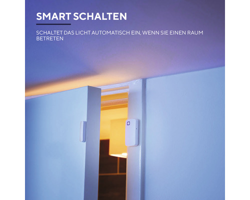 Installation eines Bewegungsmelders an einer Tür zur automatischen Lichtsteuerung.