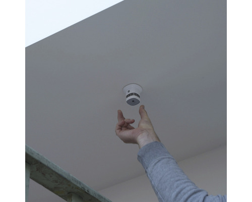 Installation eines Rauchmelders an einer Zimmerdecke