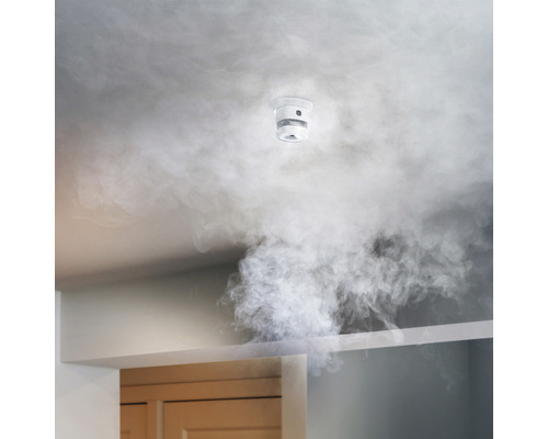 Rauchmelder an der Decke mit Rauch