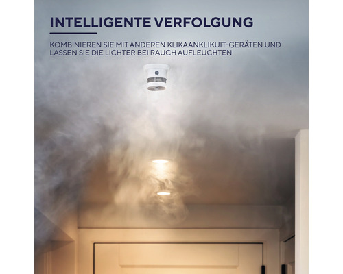 Ein Rauchmelder an der Decke eines Raumes, der Rauch detektiert.