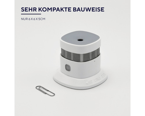 Kompakter Rauchmelder mit einer Größe von sechs mal sechs mal fünf Zentimetern.