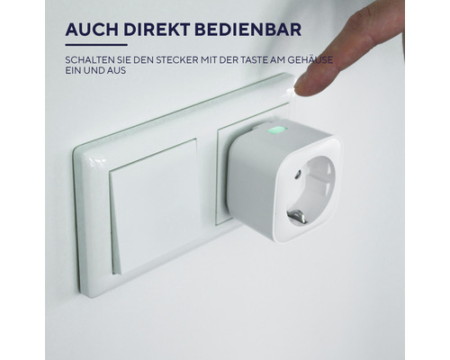 Eine smarte Steckdose wird mit einem Finger bedient