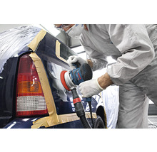 Handwerker schleift Auto mit einem Exzenterschleifer der Marke Bosch