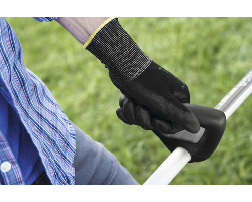 Person mit Gartenhandschuhen beim Halten eines Geräts