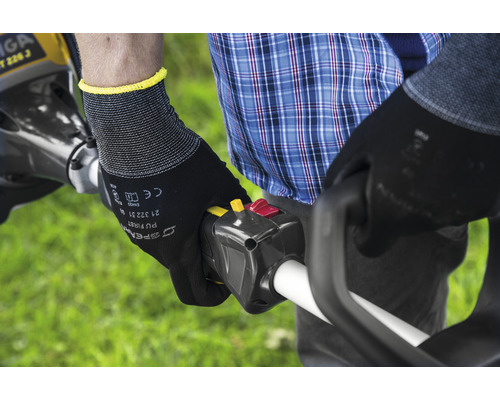 Person bedient einen Rasentrimmer mit Arbeitshandschuhen