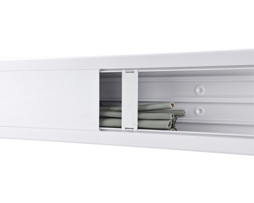 Installationskanal aus Kunststoff mit Kabeln