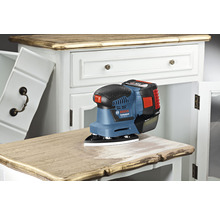 Bosch Professional Akku-Exzenterschleifer auf einer Kommode