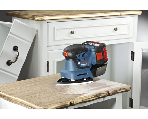 Bosch Professional Akku-Exzenterschleifer auf einer Kommode