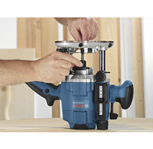 Eine Oberfräse wird von einer Person eingestellt.