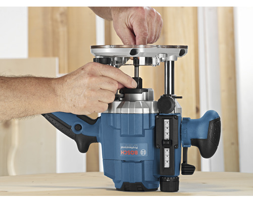 Eine Oberfräse wird von einer Person eingestellt.