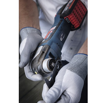 Person wechselt ein Sägeblatt an einem Multifunktionswerkzeug