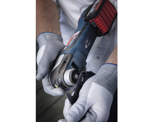 Person wechselt ein Sägeblatt an einem Multifunktionswerkzeug