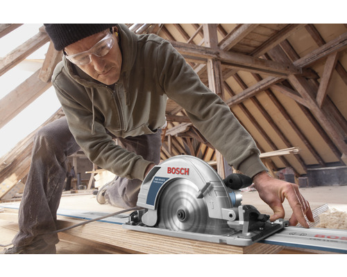 Handwerker mit Schutzbrille benutzt eine Bosch Tauchsäge zum Schneiden von Holz.