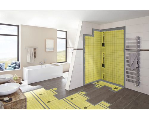 Helles Badezimmer mit Badewanne, Waschbecken und Duschbereich mit Abdichtungssystem für Fliesen