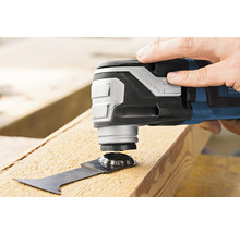 Oszillierendes Elektrowerkzeug beim Sägen eines Holzstücks