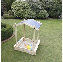 Sandkasten mit Dach und Spielzeug im Garten