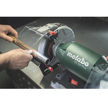 Metabo Tischschleifer beim Schleifen eines Metallrohrs