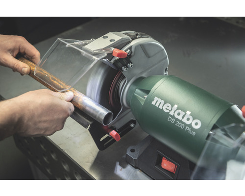 Metabo Tischschleifer beim Schleifen eines Metallrohrs