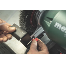 Person schleift Werkstück mit einer Metabo Schleifmaschine