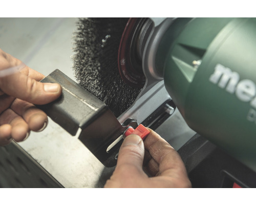 Person schleift Werkstück mit einer Metabo Schleifmaschine