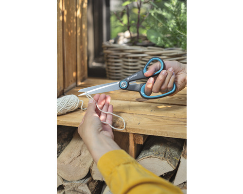 Eine Person schneidet eine Schnur mit einer Gardena Universalschere.