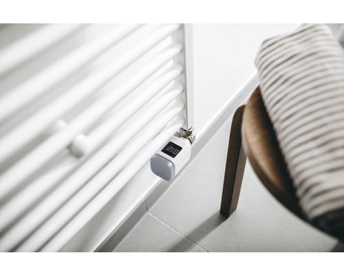 Digitales Heizkörperthermostat an Heizkörper montiert