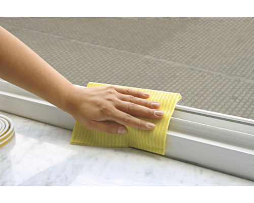 Reinigen eines Fensterrahmens mit einem Tuch
