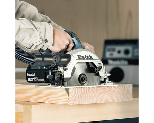 Makita Handkreissäge beim Sägen eines Holzstücks