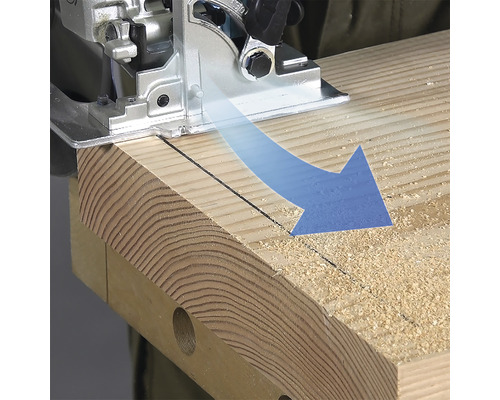 Kreissäge beim Schneiden eines Holzstücks mit Richtungsanzeige