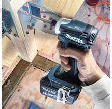 Makita Logo. Eine Person verwendet einen Akku-Schlagschrauber, um einen Verbinder zu befestigen.