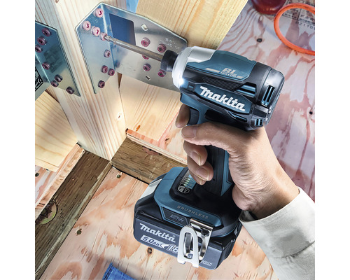 Makita Logo. Eine Person verwendet einen Akku-Schlagschrauber, um einen Verbinder zu befestigen.