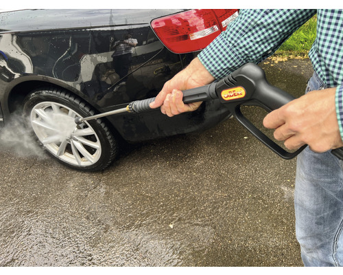 Autowäsche mit einem Hochdruckreiniger.