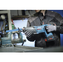 Bosch Akku-Säbelsäge GSA 18 V-LI Professional im Einsatz an einer Werkbank