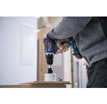 Akku-Bohrschrauber mit Lochsäge im Einsatz