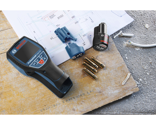Bosch D-tect 120 Ortungsgerät mit Batterien, Akku und Zubehör auf einer Holzoberfläche