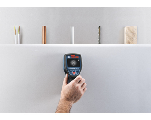 Hand hält Bosch Ortungsgerät zur Wandinspektion, zur Erkennung von Elektroleitungen, Kupferrohren, Kunststoffrohren, Stahl und Holz