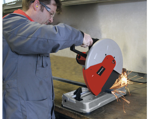 Eine Person benutzt eine Metallsäge von Einhell, wobei Funken fliegen.