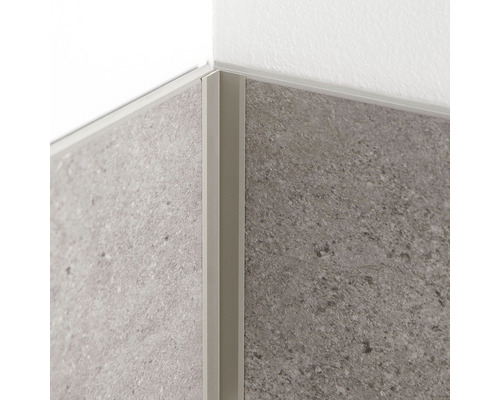 Detailaufnahme von Fliesen mit Fliesenschiene an einer Ecke