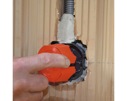 Einbau einer Gerätedose in eine Holzwand