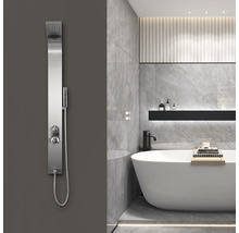 Modernes Badezimmer mit Duschpaneel und Badewanne.