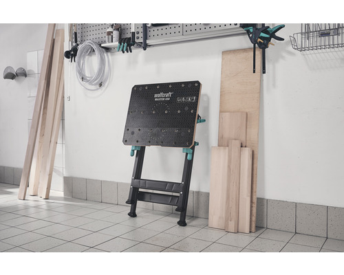 Werkbank mit Holzmaterialien in einer Werkstatt